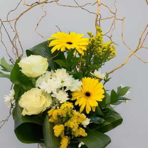 Corbeille de fleurs avec gerberas jaunes