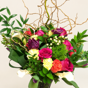 Bouquet de fleurs coloré dans un vase sur fond neutre