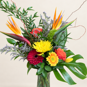 Bouquet l’ensoleillé avec oiseaux de paradis et fleurs jaunes dans un vase sur fond neutre
