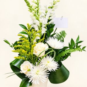 Corbeille 78 avec fleurs blanches dans un vase crème sur fond ivoire, logo original Boutique Q4