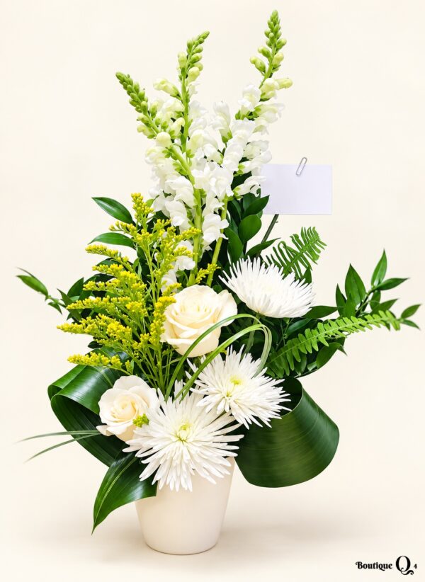 Corbeille 78 avec fleurs blanches dans un vase crème sur fond ivoire, logo original Boutique Q4