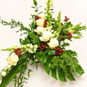 Corbeille 90 avec roses crème et baies rouges sur fond ivoire, logo original Boutique Q4