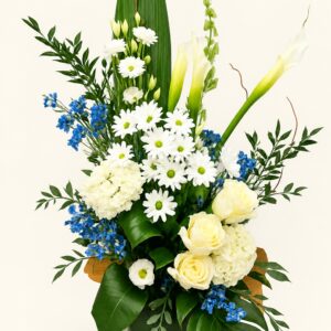 Corbeille A10 avec fleurs blanches et bleues dans un vase de verre sur fond ivoire, logo original Boutique Q4