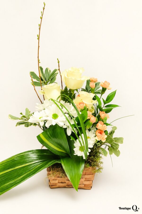 Corbeille A13 avec roses crème et pêche dans un panier sur fond ivoire, logo original Boutique Q4
