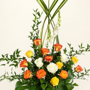 Corbeille A43 avec roses orange, jaunes et blanches sur fond ivoire, logo original Boutique Q4