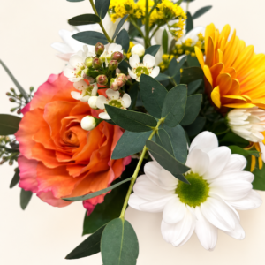 Bouquet simplement pour faire plaisir, rose orange, marguerite blanche et gerbera jaune sur fond ivoire