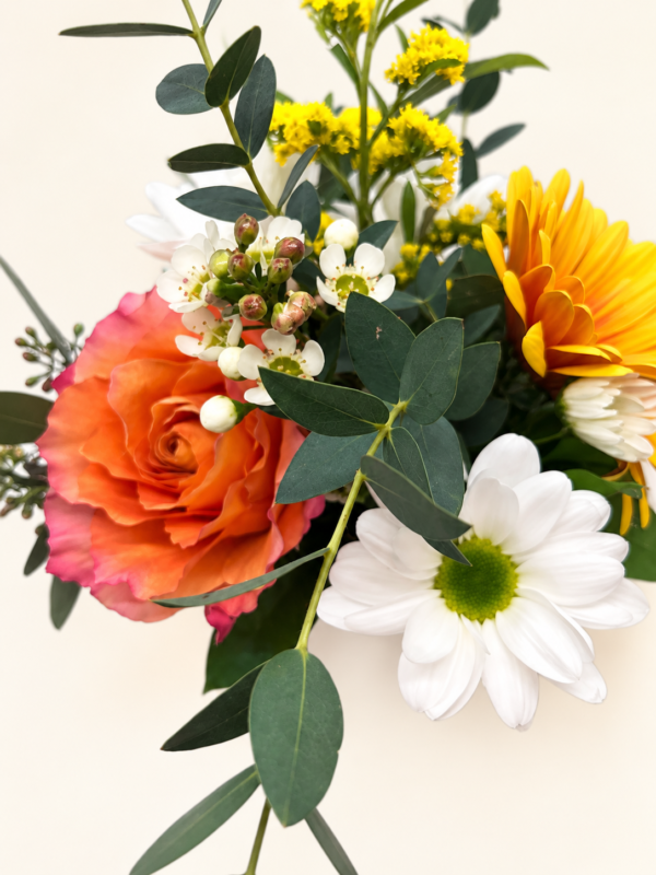 Bouquet simplement pour faire plaisir, rose orange, marguerite blanche et gerbera jaune sur fond ivoire