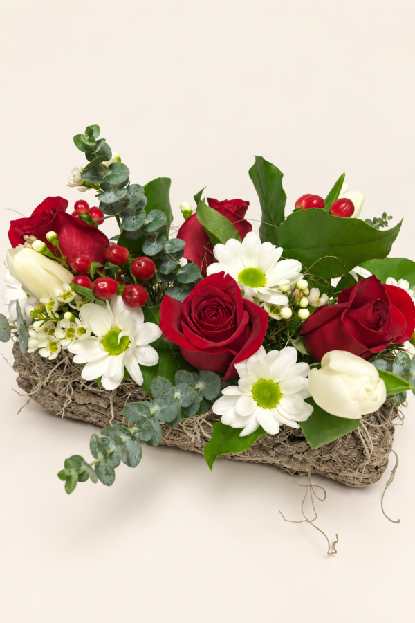 Montage de fleurs St-Valentin sur fond ivoire