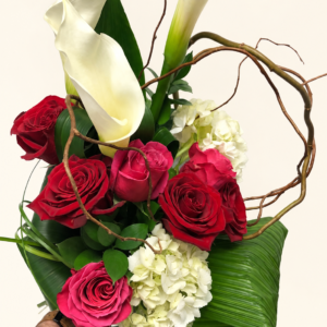 Bouquet stylisé de roses rouges et roses, callas blancs et feuillage sur fond ivoire