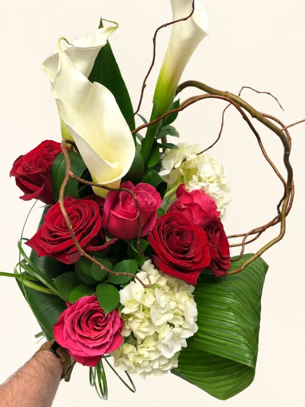 Bouquet stylisé de roses rouges et roses, callas blancs et feuillage sur fond ivoire