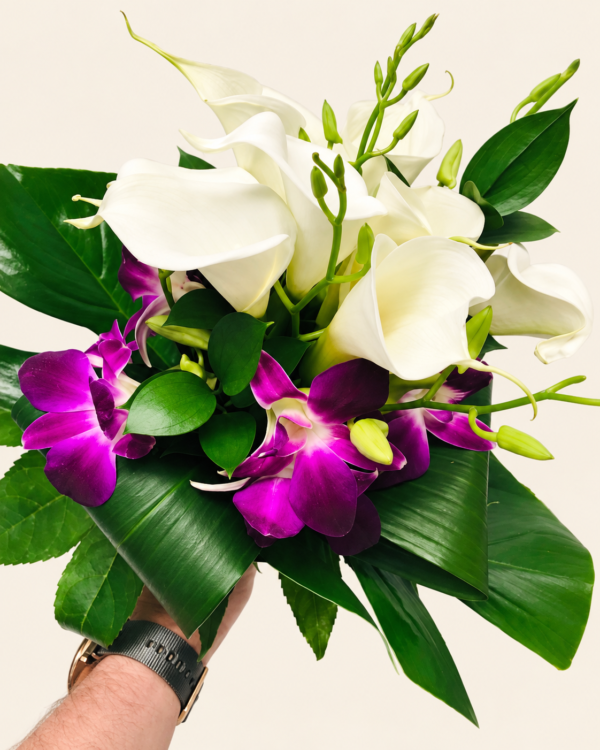Bouquet de mariée avec callas blanc sur fond ivoire