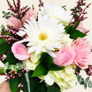 Bouquet de mariée l'élégance en rose sur fond ivoire