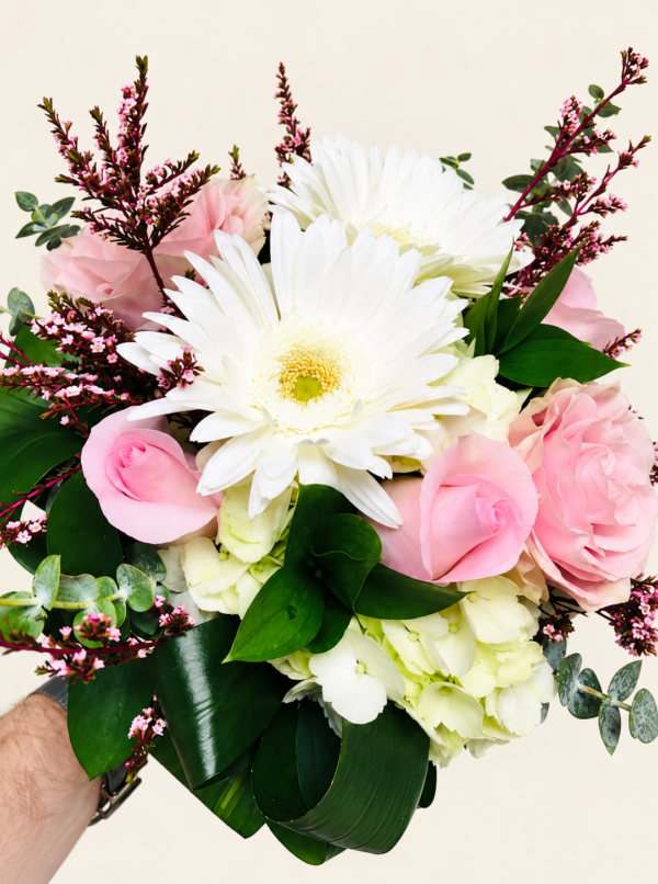 Bouquet de mariée l'élégance en rose sur fond ivoire
