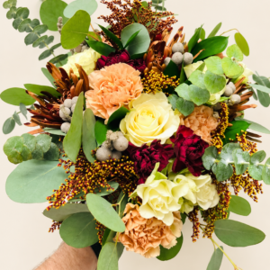 Bouquet de mariée tendance sur fond ivoire