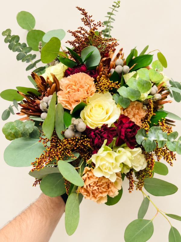 Bouquet de mariée tendance sur fond ivoire