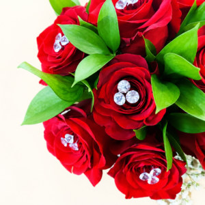 Bouquet de roses chic rouges avec pierres décoratives et feuillage sur fond ivoire