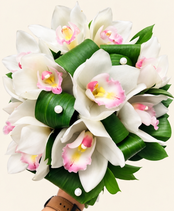 Bouquet de mariée avec fleurs exotiques en douceur sur fond ivoire