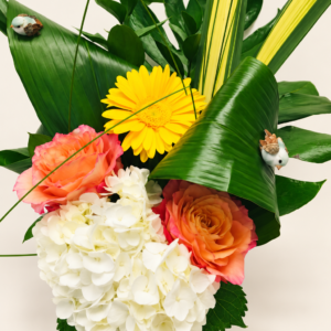Montage de fleurs moderne avec couleurs sur fond ivoire
