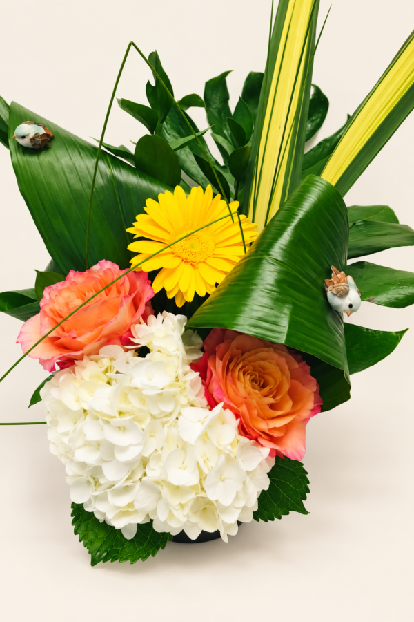 Montage de fleurs moderne avec couleurs sur fond ivoire