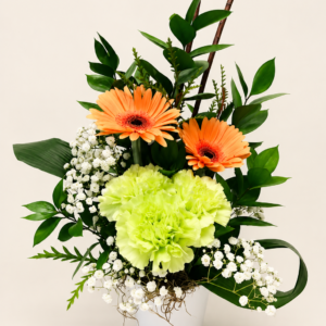 Montage de fleurs pêche et vert sur fond ivoire