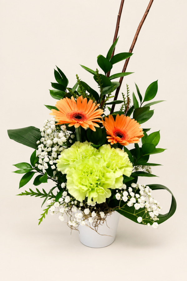 Montage de fleurs pêche et vert sur fond ivoire