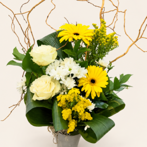 Corbeille de fleurs avec gerberas jaunes sur fond ivoire
