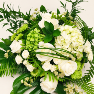 Coussin de cercueil blanc et vert (petit) sur fond ivoire