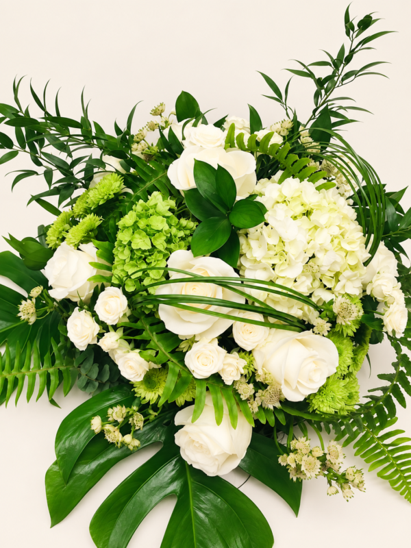 Coussin de cercueil blanc et vert (petit) sur fond ivoire