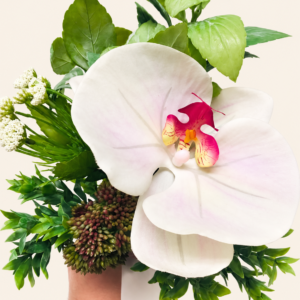 Bouquet de bouquetière avec orchidée sur fond ivoire