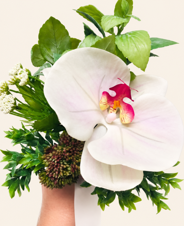 Bouquet de bouquetière avec orchidée sur fond ivoire