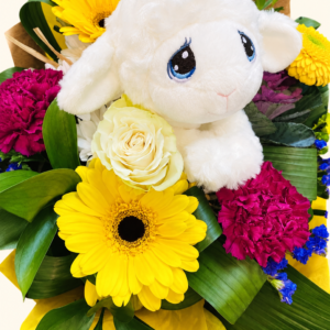 Bouquet naissance avec agneau en peluche, gerberas jaunes et roses ivoire sur fond ivoire