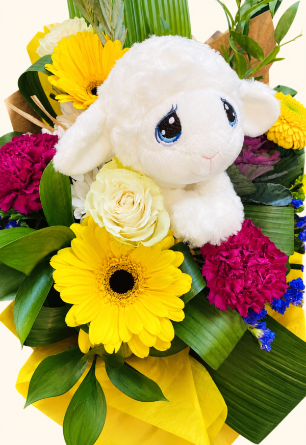 Bouquet naissance avec agneau en peluche, gerberas jaunes et roses ivoire sur fond ivoire