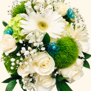 Bouquet de mariée avec touche de bleu sur fond ivoire