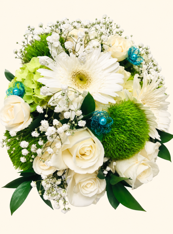 Bouquet de mariée avec touche de bleu sur fond ivoire