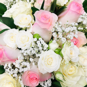 Bouquet de mariée rose et blanc sur fond ivoire