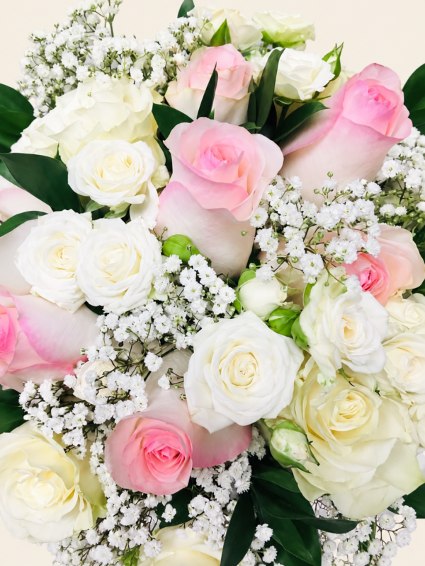 Bouquet de mariée rose et blanc sur fond ivoire