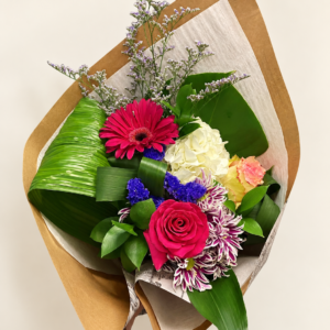 Bouquet Alexia fuchsia avec gerbera, rose et papier de soie sur fond crème pâle