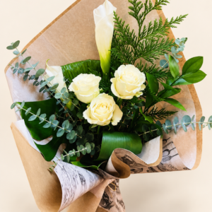 Bouquet de fleurs Céline avec roses blanches et lys, sur fond crème pâle