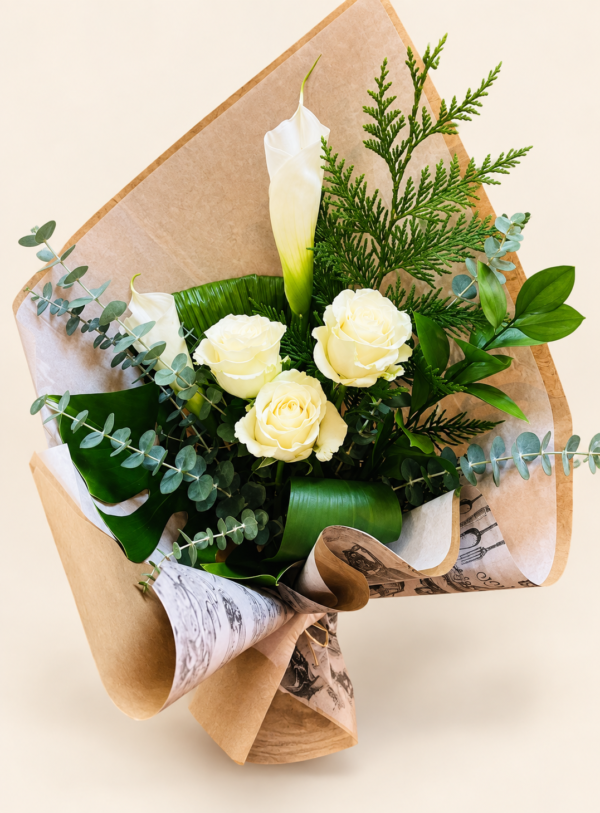 Bouquet de fleurs Céline avec roses blanches et lys, sur fond crème pâle