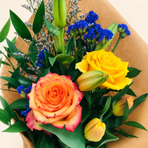 Bouquet de fleurs en simplicité, roses orange et jaune sur fond crème pâle