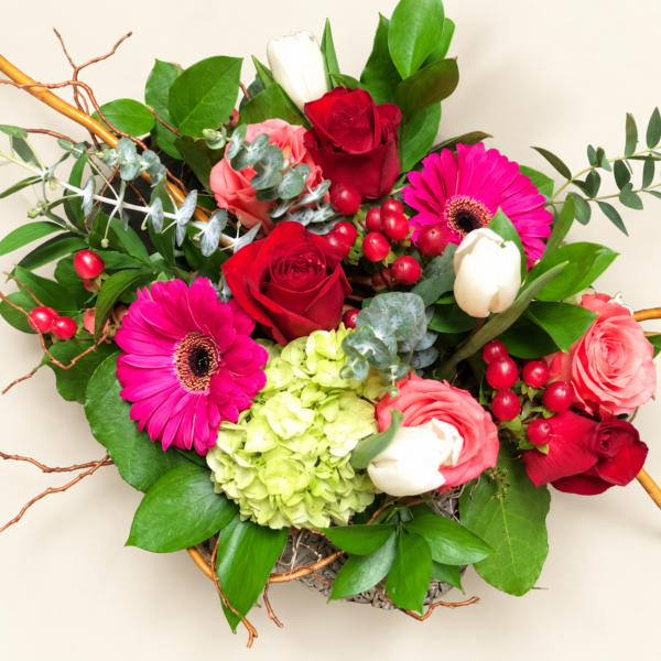Bouquet de fleurs coup de cœur, roses et gerberas roses sur fond crème pâle