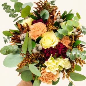 Bouquet La Sylvie aux fleurs crème, pêche et bourgogne avec eucalyptus sur fond ivoire