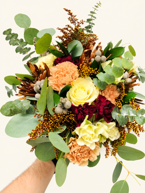 Bouquet La Sylvie aux fleurs crème, pêche et bourgogne avec eucalyptus sur fond ivoire