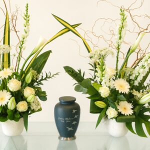 Montage d’urne double avec deux vases de fleurs blanches sur fond ivoire, logo original Boutique Q4