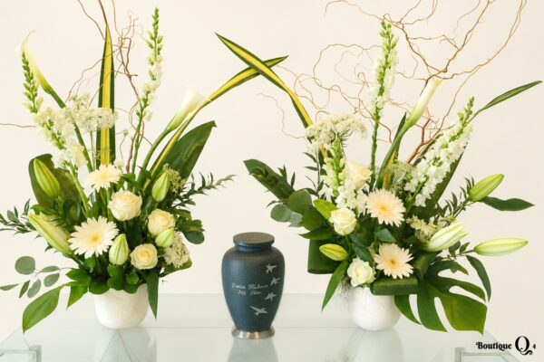 Montage d’urne double avec deux vases de fleurs blanches sur fond ivoire, logo original Boutique Q4