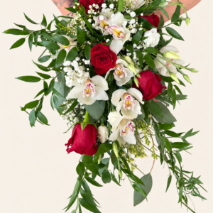 Bouquet mariée Retombée d’ orchidées et de roses rouge sur fond ivoire