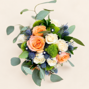 Bouquet Mariée perlé Rose Saumon et Éryngium sur fond ivoire