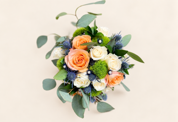 Bouquet Mariée perlé Rose Saumon et Éryngium sur fond ivoire