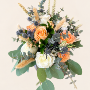 Bouquet mariée Le Blé saumoné et l’Éringium sur fond ivoire