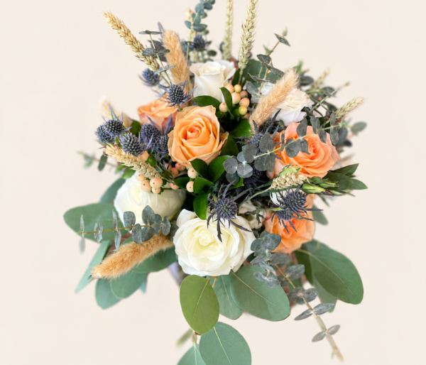 Bouquet mariée Le Blé saumoné et l’Éringium sur fond ivoire